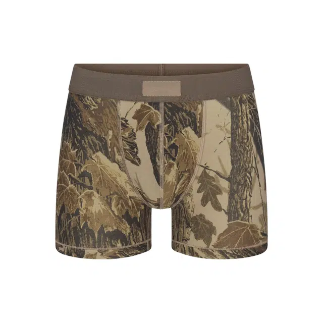 SKIMS FW25 MENS REALTREE 3" BOXER BRIEF logo