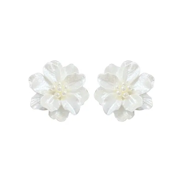 清脆小溪 甜美森系白色小花 精致珍珠小众设计温柔小清新优雅气质百搭 树脂 耳环 女款