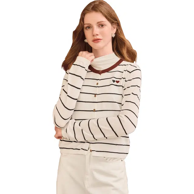 她池 学院风圆领条纹单排扣撞色爱心减龄短款长袖针织衫 女款 白底黑条