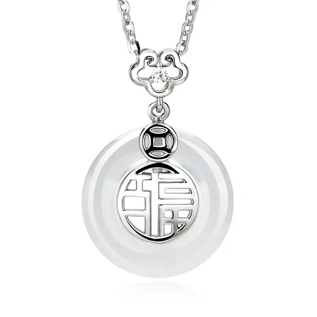 周大生 【甄选冰透 福气满满】平安环扣新中式显白千金清冷气质 招财纳福事事如意 极简百搭贵气#好运#好运天然 玉髓 项链 女款