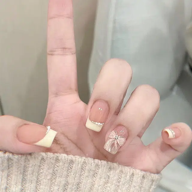 柚予颜 手工穿戴甲高级感法式珍珠小花蝴蝶结美甲  短方裸色渐变 纯欲