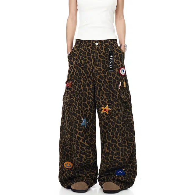 艾梵斯贝 美式复古潮流豹纹卡通图标贴布刺绣小众设计款无性别日常通勤百搭高级感潮酷宽松休闲时尚高街风阔腿牛仔裤 男女同款