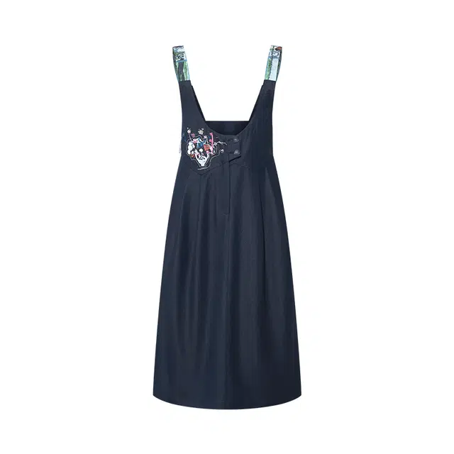 两三事 牧云摇苏 复古法式文艺时尚高级感宽松休闲舒适修身收腰贴布绣印花背带设计百搭牛仔无袖连衣裙 女款