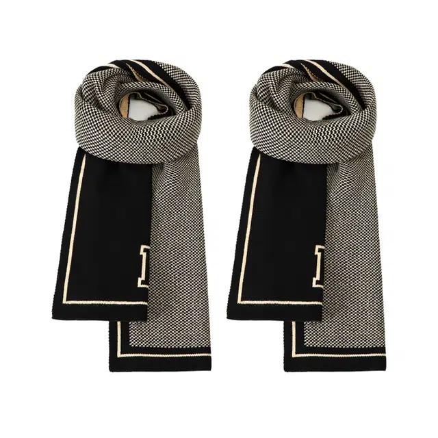 白卷 字母提花 绒线围巾 男女同款情侣款 黑色