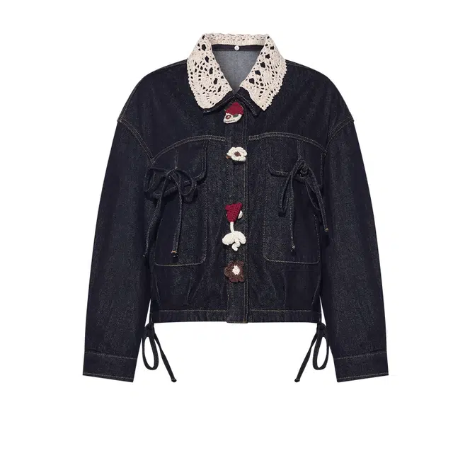 两三事 夜萤绽蕊 复古文艺甜酷时尚高级感休闲宽松舒适翻领日常百搭设计钩花纽扣可拆双层领短款上衣牛仔外套 女款