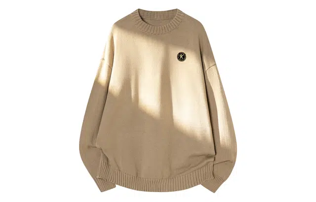 空白町 高街个性简约慵懒感学院纯色休闲潮流时尚品牌胸针圆领长袖套头保暖毛衣落肩袖上衣服舒适百搭宽松针织衫  男女同款