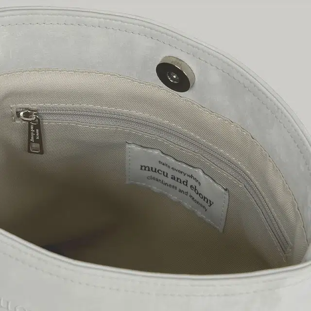 MUCU AND EBONY Nearbreeze pu