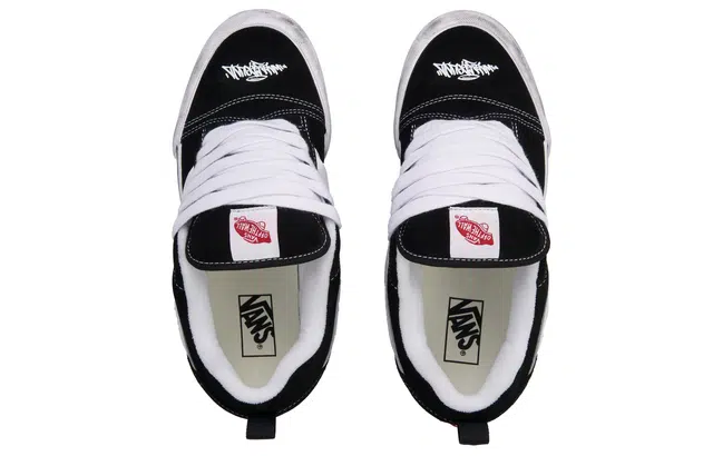 Vans Knu Skool Black and white track