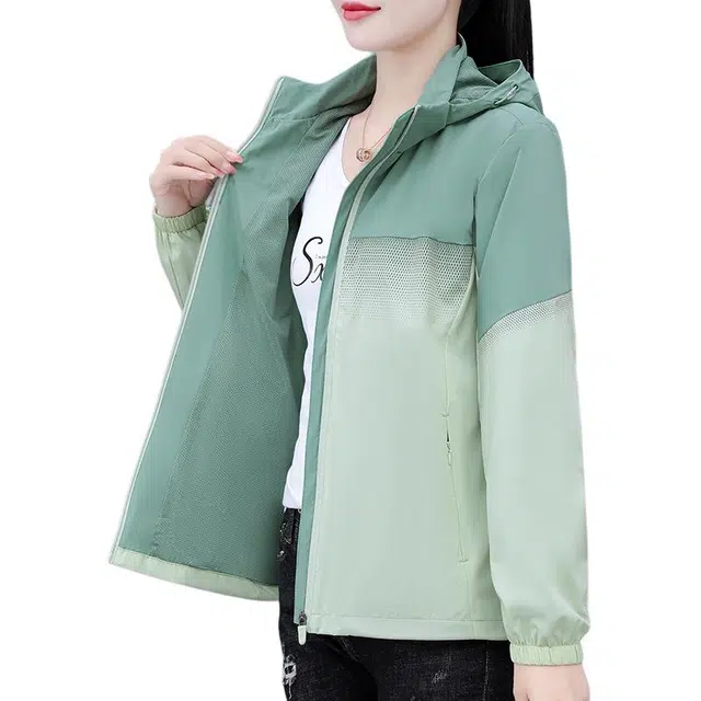 缪斯的诱惑 时尚潮流户外山系冲锋衣秋冬宽松大码百搭软壳衣运动休闲徒步工装登山服防水防风保暖恒温立领连帽上衣外套夹克 女款