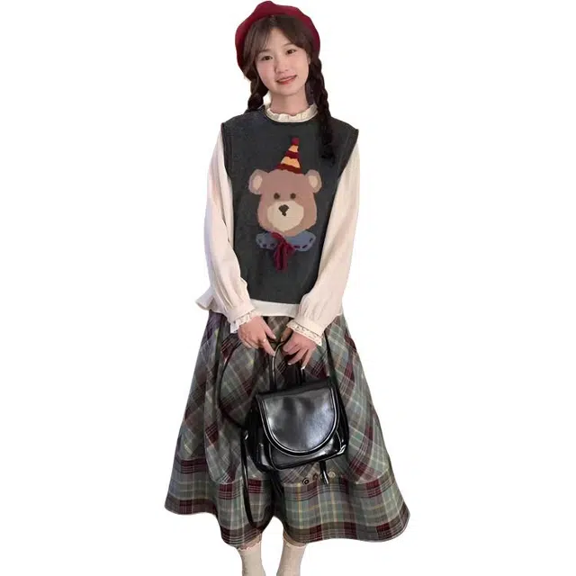 小卷要加油 早秋一整套穿搭可爱小熊针织衫马甲背心+长袖衬衫+格纹半身裙休闲长裙 女款