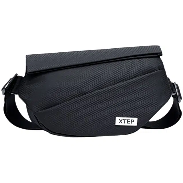 特步 轻便外出斜挎包百搭通勤耐用骑行包机车包 纺织织布 胸包 常规 男款 黑色
