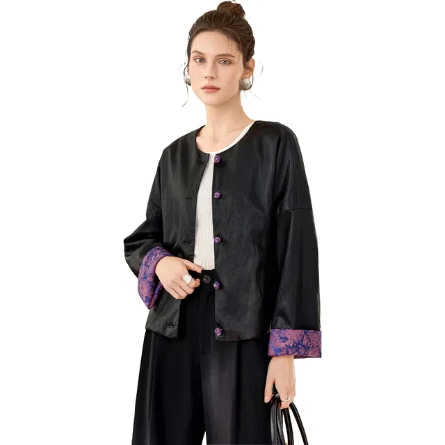 她池 新中式国风设计感撞色拼接圆领单排扣落肩长袖皮衣 女款