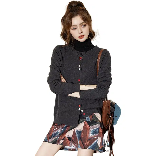 法文箱子 设计感单排扣纯色常规长袖圆领直筒毛衣 女款