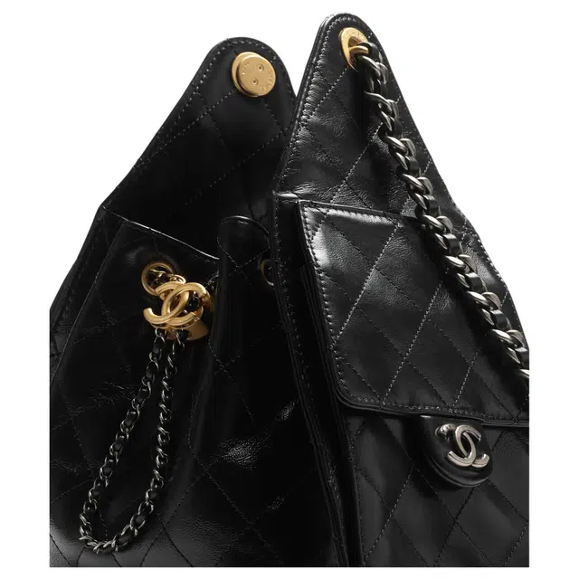 CHANEL 25B C Logo