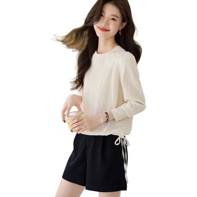 沫晗依美 适用场合: 秋季长袖舒适纯色常规圆领休闲套头卫衣 女款