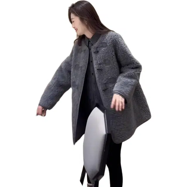 纤丝鸟 韩版简约时尚风格宽松牛角扣设计显瘦截短外套 女款