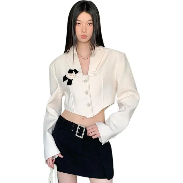 纤丝鸟 简约风格短款单排扣小众设计感露腰上衣潮截短外套 女款