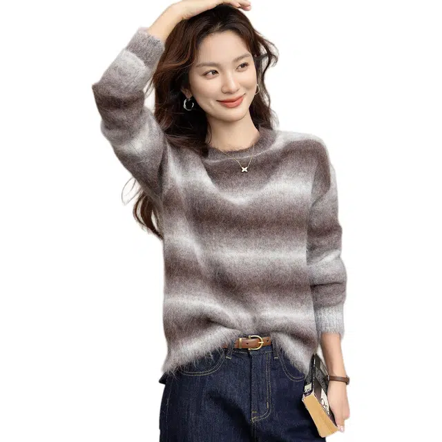 【dme】 冬季渐变式条纹圆领线衫蓬松柔软秋冬上衣内搭叠穿保暖宽松长袖时尚复古松弛感高智姐系风潮流显瘦慵懒风气质日常通勤针织衫 女款