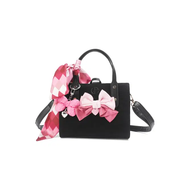 阿玛尼【定制化妆包】小花 甜酷格蝶 精致  独特 甜美  少女心 艺术感 约会  通勤 黑色高定包聚酯纤维