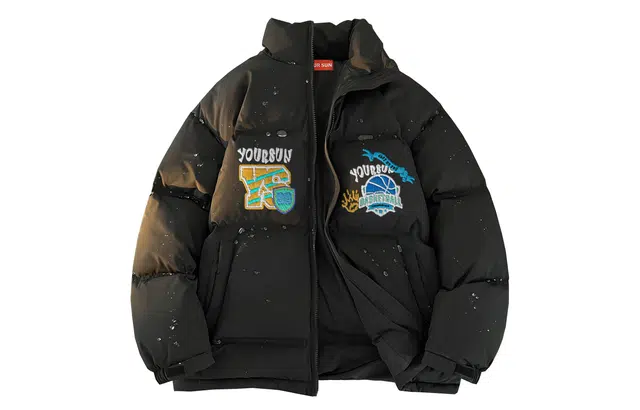 宜而爽 美式高街复古潮牌仿刺绣徽章字母数字印花高级感设计宽松运动加厚防寒保暖立领鸭绒外套日常通勤休闲百搭户外轻薄羽绒服 男女同款