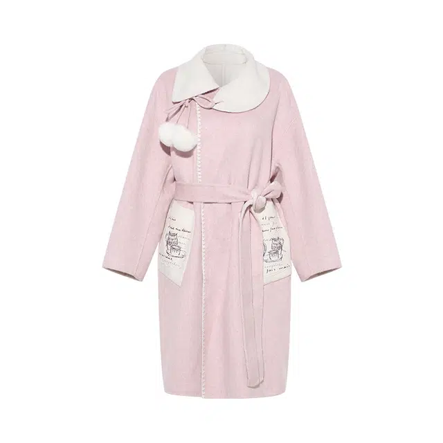 两三事 甜梦絮语 复古文艺甜美可爱优雅时尚设计宽松舒适日常通勤保暖百搭立领贴布绣绑带毛球长袖大衣 女款