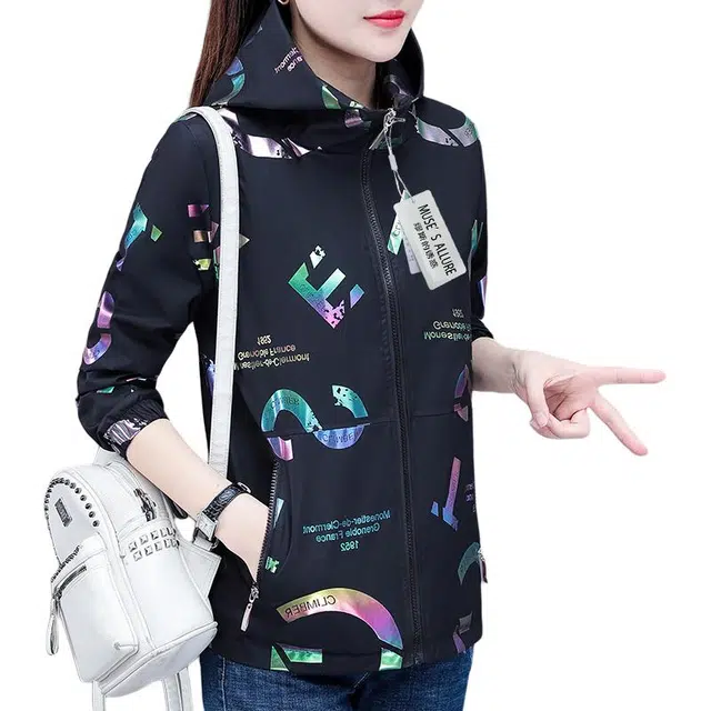 缪斯的诱惑 户外休闲保暖防风防水轻便透气字母满印简约时尚减龄收腰设计宽松显瘦亲肤柔软面料百搭连帽上衣外套夹克 女款