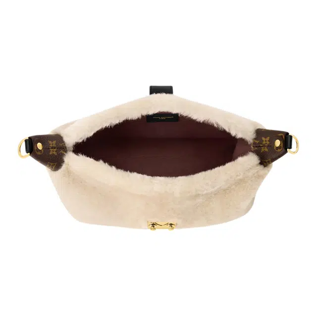 LOUIS VUITTON Pochette Mia