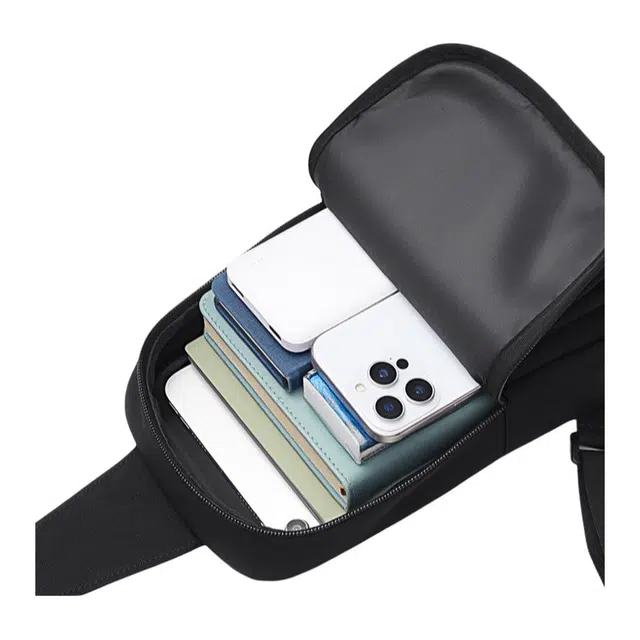 特步 单肩包运动休闲通勤外出便携防斜跨小包骑行 织物 胸包 男款 黑色