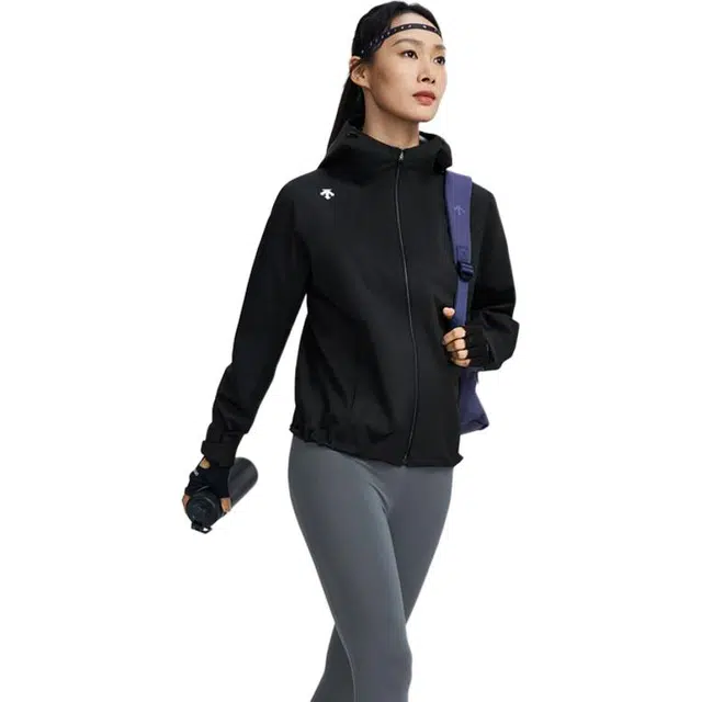 DESCENTE WOMENS TRAINING SS25 Logo