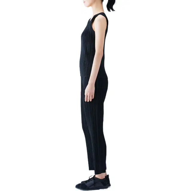 PLEATS PLEASE ISSEY MIYAKE