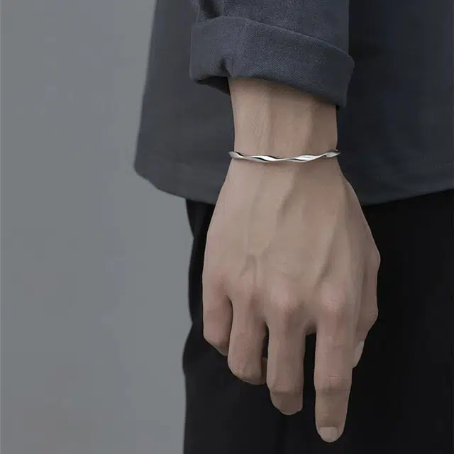 925