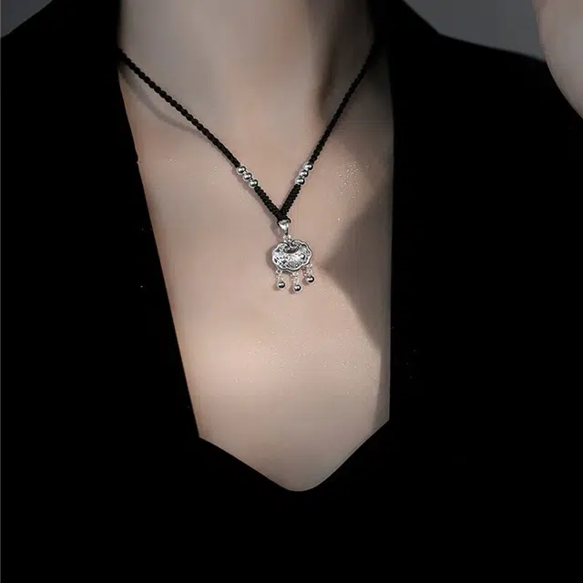 925