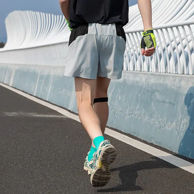 金贝勒 拼接撞色字母图案印花抗皱耐磨柔软舒适户外运动薄款系带休闲短裤 男女同款