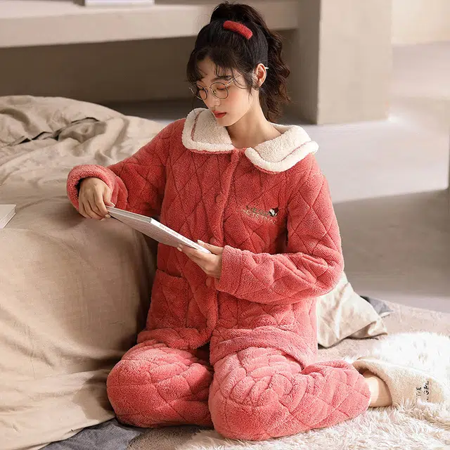 多拉美 冬季三层夹棉珊瑚绒睡衣 翻领加厚加绒夹棉超厚套装冬款可外穿家居套装长袖长裤 女款 焰红