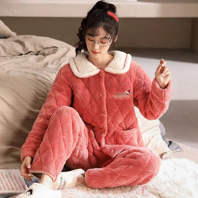 多拉美 冬季三层夹棉珊瑚绒睡衣 翻领加厚加绒夹棉超厚套装冬款可外穿家居套装长袖长裤 女款 焰红