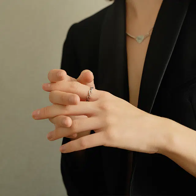 925
