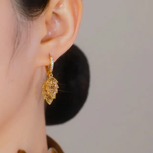 沂茹 森系精致小众设计感咖金色闪钻气质两片枫叶耳饰轻奢优雅甜美日常百搭气质 铜合金 耳环 女款
