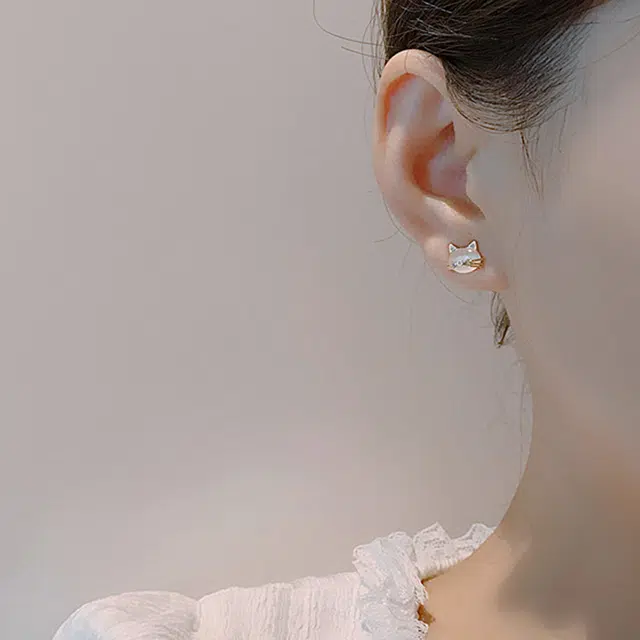 沂茹 时尚森系精致小众设计感金色玻璃猫咪气质耳饰小巧简约日常通勤百搭甜美减龄 铜电镀 耳钉 女款