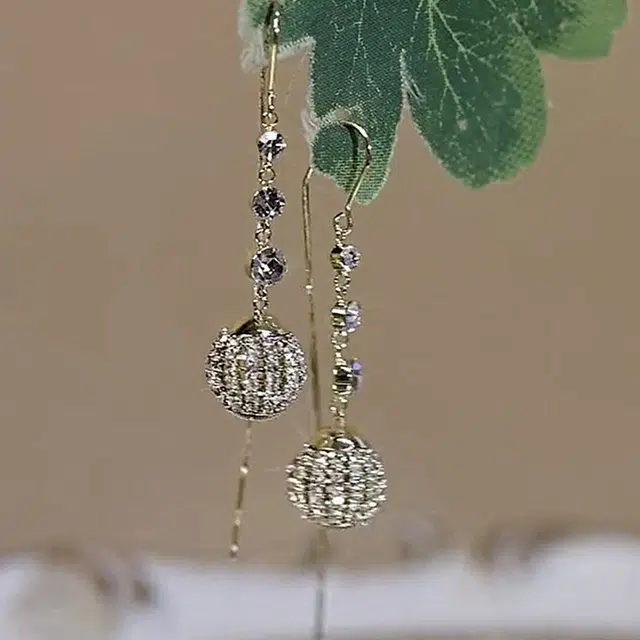 沂茹 气质高级精致小巧可爱配饰长款绣球 水钻 耳环 女款