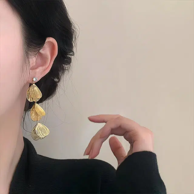 沂茹 时尚森系精致小众设计感金色镂空立体银杏叶夸张长款耳饰耳坠个性甜酷风百搭气质 铜合金 耳环 女款