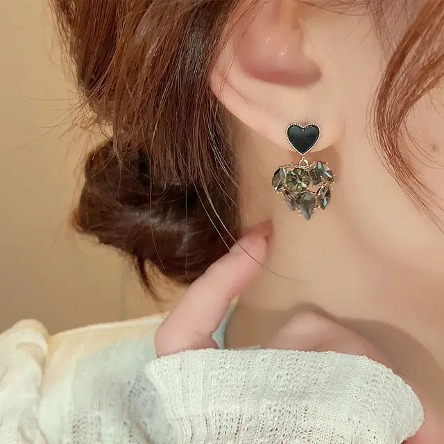 沂茹 森系精致个性小众设计感黑色爱心闪耀水钻高级感气质耳饰甜酷风轻奢新潮日常通勤百搭气质 合金 耳环 女款