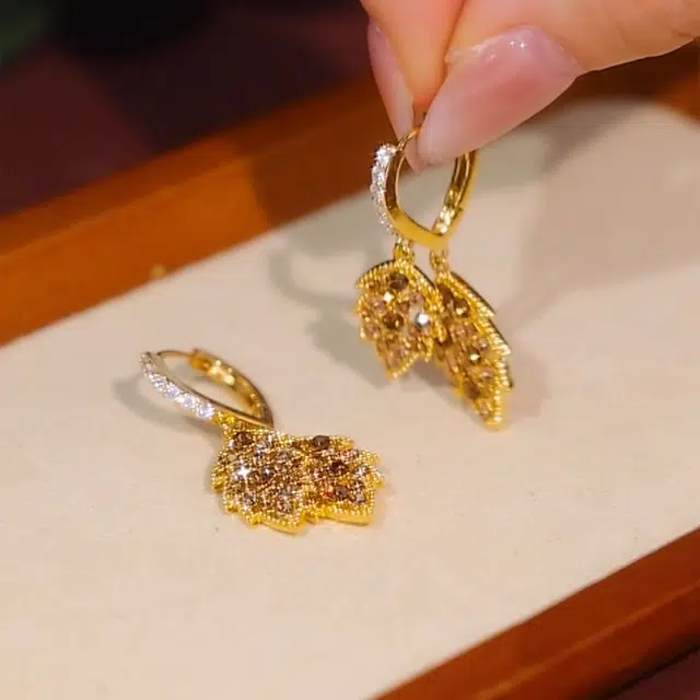 沂茹 森系精致小众设计感咖金色闪钻气质两片枫叶耳饰轻奢优雅甜美日常百搭气质 铜合金 耳环 女款