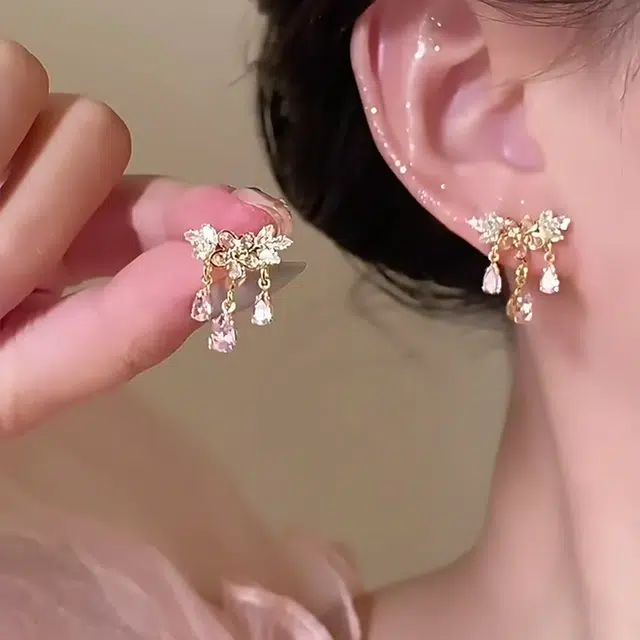 沂茹 时尚森系轻奢精致小众设计感粉色花朵水钻流苏日常通勤百搭气质甜美优雅 铜合金 耳环 女款