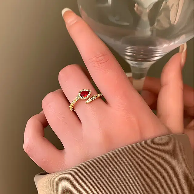沂茹 高级感复古优雅酒红色水钻灵蛇戒指个性优雅指环精致时尚质感日常通勤百搭女款