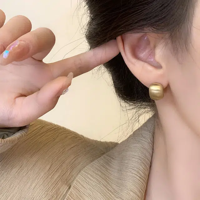 沂茹 森系简约精致个性小众设计感金色拉丝豆豆甜酷风日常通勤百搭气质小巧 合金 耳环 女款