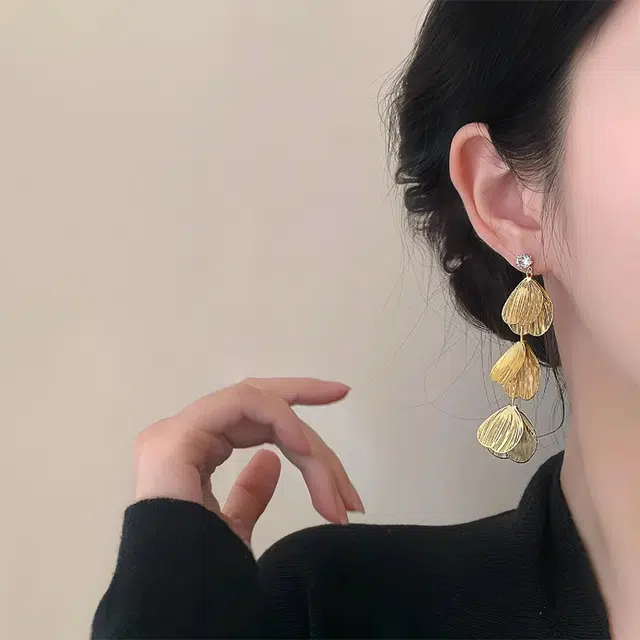 沂茹 时尚森系精致小众设计感金色镂空立体银杏叶夸张长款耳饰耳坠个性甜酷风百搭气质 铜合金 耳环 女款