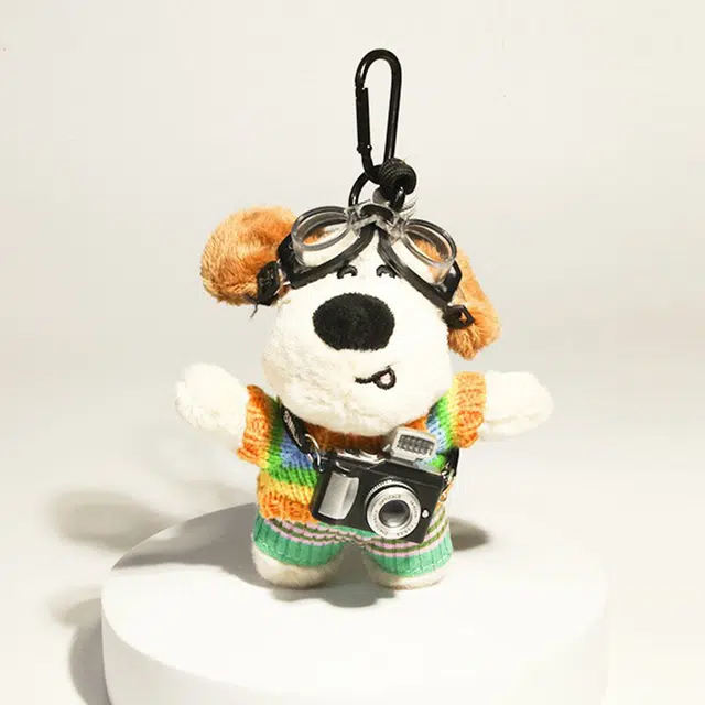 心水好物 背相机的小狗可爱钥匙扣挂饰情侣包包毛绒公仔解压 涤纶 挂件 男女同款情侣款