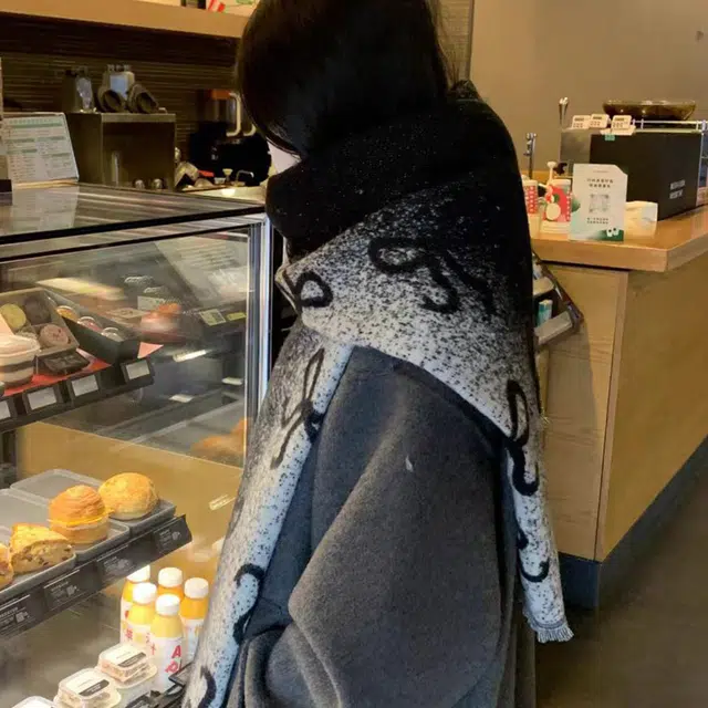 心水好物 秋冬高级感蝴蝶结满印百搭舒适保暖两用 涤纶 绒线围巾 男女同款情侣款