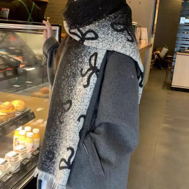 心水好物 秋冬高级感蝴蝶结满印百搭舒适保暖两用 涤纶 绒线围巾 男女同款情侣款