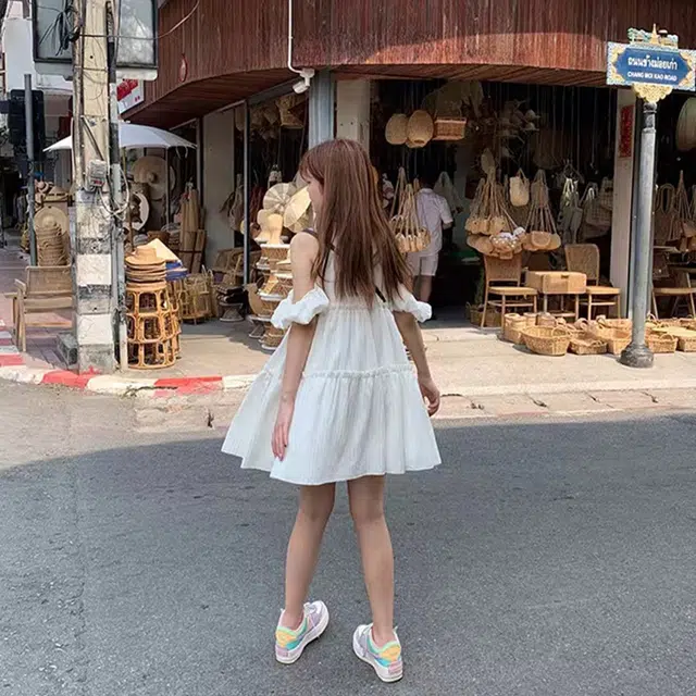 果瑱 穿搭甜美少女露肩海边氛围感拍照设计感裙子极简主义日常通勤时尚舒适迷人大方短袖连衣裙 女款